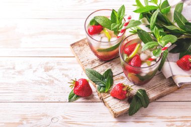 Limonata taze çilek, nane, limon ve reçel ile