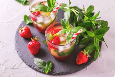 Taze çilek, nane, limon ve reçel ile soğuk limonata