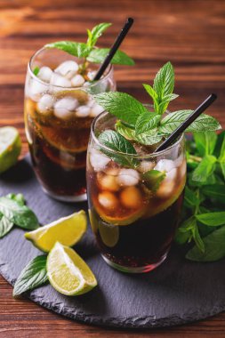 Cuba Libre cola, kireç, ROM ve nane ile kokteyl
