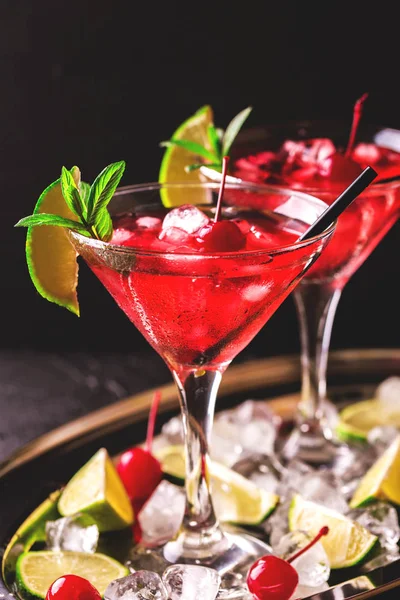 Cocktail daiquiri fraise au citron vert, fraise, cerise et m — Photo