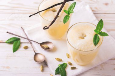 Geleneksel Hint mango lassi Kakuleden, nane, vanilya ve 