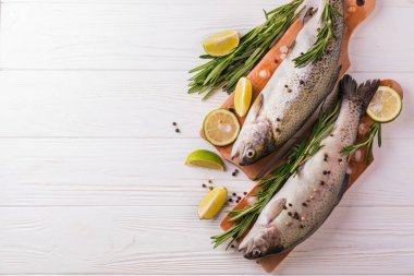 Deniz ürünleri. Kireç ile marine edilmiş iki ham gökkuşağı alabalık biberiye