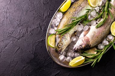 Deniz ürünleri. Kireç ile marine edilmiş iki ham gökkuşağı alabalık biberiye