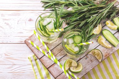 Biberiye, kireç ve salatalık soğuk limonata. Boşaltmak, üstten görünüm