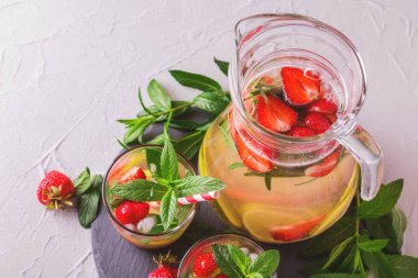 Taze çilek, nane, limon ve reçel ile soğuk limonata