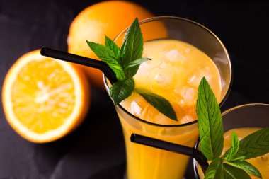 Aperatif votka, portakal suyu ve nane ile. Tornavida kokteyli