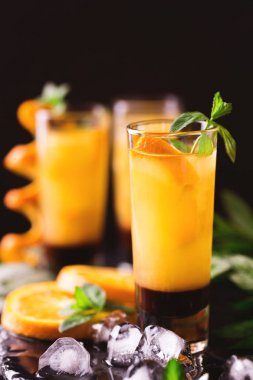 Aperatif votka, portakal suyu, çikolata ve nane ile. 