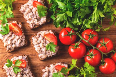Koşer Forshmak ile tost yapıştırın, maydanoz ve domates