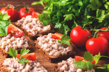 Koşer Forshmak ile tost yapıştırın, maydanoz ve domates