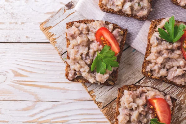 Tostadas con pasta kosher Forshmak, perejil y tomates cherry — Foto de Stock