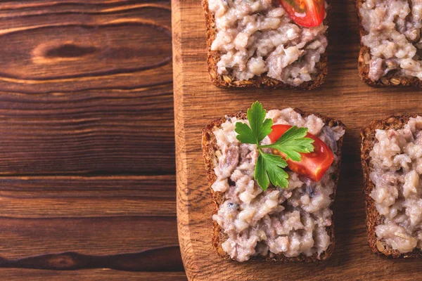 Toast med kosher Forshmak pasta, persilja och körsbärstomater — Stockfoto