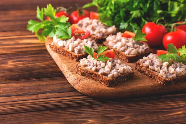 Tostadas con pasta kosher Forshmak, perejil y tomates cherry — Foto de Stock