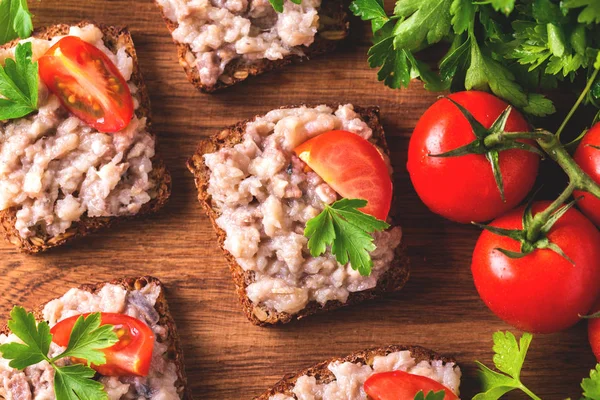 Tostadas con pasta kosher Forshmak, perejil y tomates cherry — Foto de Stock