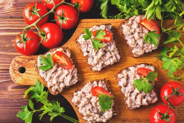 Tostadas con pasta kosher Forshmak, perejil y tomates cherry —  Fotos de Stock