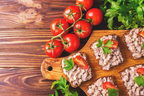 Tostadas con pasta kosher Forshmak, perejil y tomates cherry — Foto de Stock