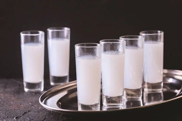 Arabischer Alkohol Raki mit Anis und Eis. arak, ouzo — Stockfoto