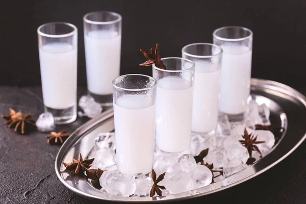 Arabská alkoholu rakije s anis a ledu. Arak, Ouzo — Stock fotografie