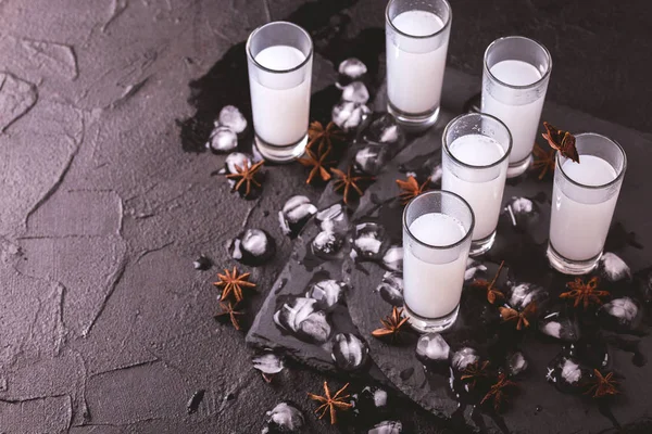Arapça alkol rakı ANIS ve buz ile. Arak, uzo