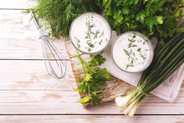 Ayran taze otlar ile. Geleneksel Türk yoğurt içki.