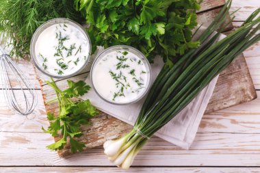 Ayran taze otlar ile. Geleneksel Türk yoğurt içki.