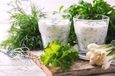 Ayran taze otlar ile. Geleneksel Türk yoğurt içki.