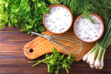 Ayran taze otlar ile. Geleneksel Türk yoğurt içki.