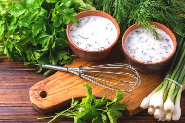 Ayran taze otlar ile. Geleneksel Türk yoğurt içki.