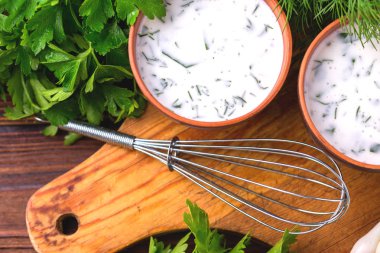 Ayran taze otlar ile. Geleneksel Türk yoğurt içki.