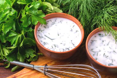 Ayran taze otlar ile. Geleneksel Türk yoğurt içki.