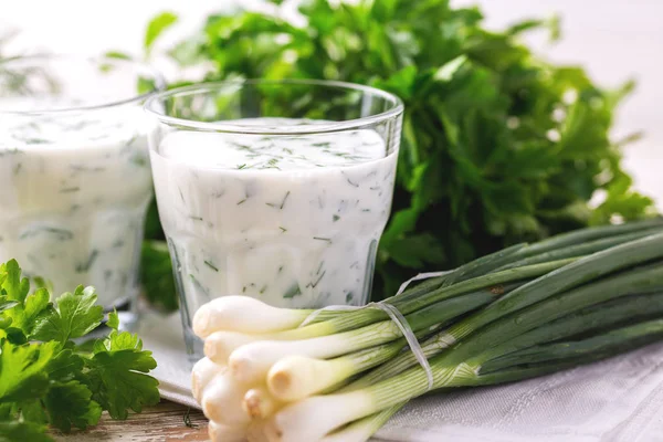 Ayran taze otlar ile. Geleneksel Türk yoğurt içki.