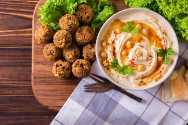 Humus, falafel ve nohut salatası ve pide ile servis