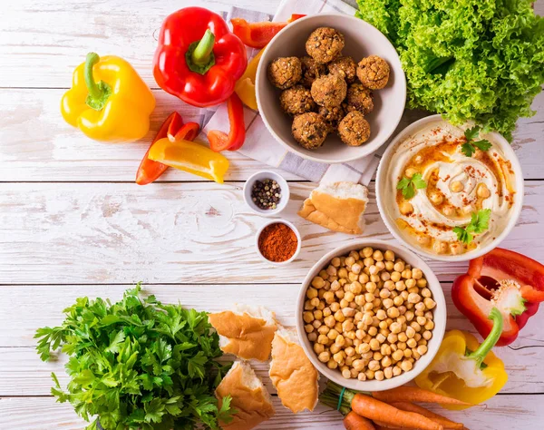 Falafel, pita, hummus y garbanzo con verduras. Vista superior —  Fotos de Stock