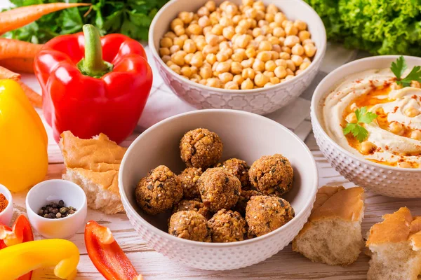 Falafel, pita, húmus e grão de bico com legumes. horizontal — Fotografia de Stock