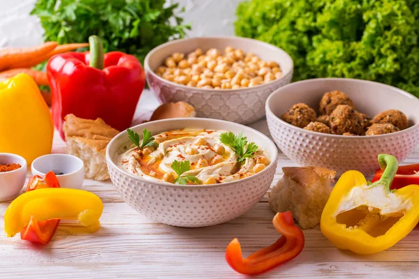 Falafel, pita, hummus y garbanzo con verduras. horizontal — Foto de Stock