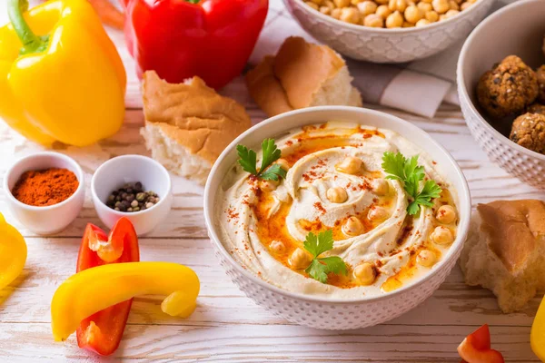 Falafel, pide, humus ve sebze ile nohut. Üstten Görünüm