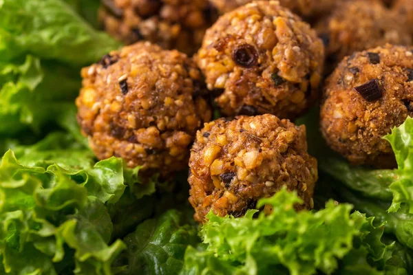 Hausgemachte Falafel mit Salat. Jüdische Küche. horizontale Ansicht — Stockfoto