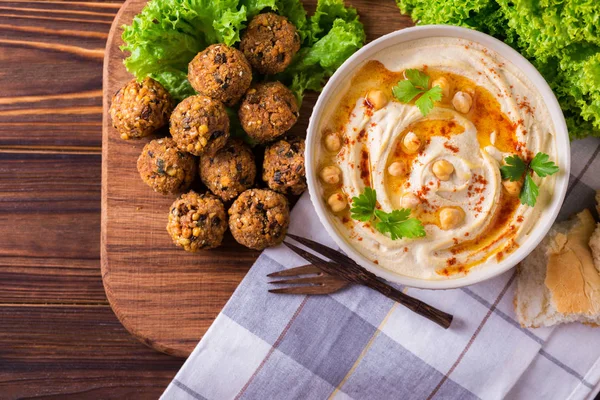 Hummus en falafel van kikkererwten geserveerd met salade en pita — Stockfoto