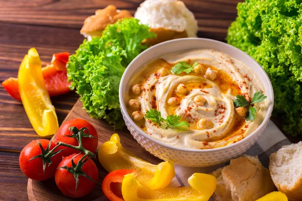 Hummus en kikkererwten. Joodse keuken. Bovenaanzicht — Stockfoto