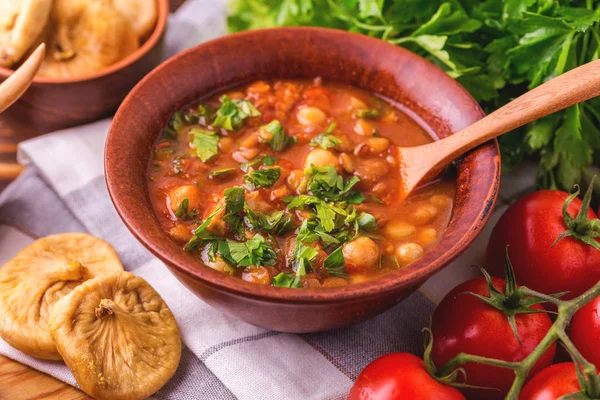 Sopa Harira con higos. Comida Ramadán. Cocina judía tradicional — Foto de Stock