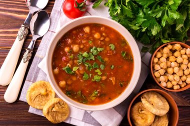 İncir ile Harira çorbası. Ramazan yemek. Geleneksel Yahudi mutfağı