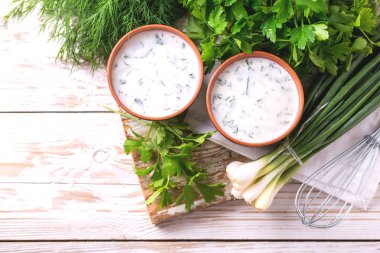 Ayran taze otlar ile. Geleneksel Türk yoğurt içki.