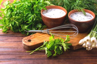 Ayran taze otlar ile. Geleneksel Türk yoğurt içki.