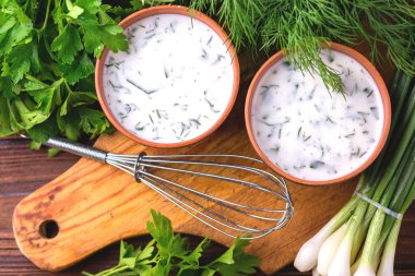 Ayran taze otlar ile. Geleneksel Türk yoğurt içki.