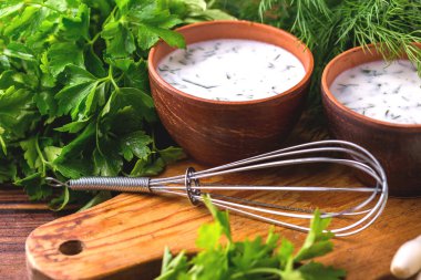 Ayran taze otlar ile. Geleneksel Türk yoğurt içki.