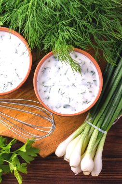 Ayran taze otlar ile. Geleneksel Türk yoğurt içki.