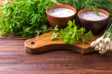 Ayran taze otlar ile. Geleneksel Türk yoğurt içki.