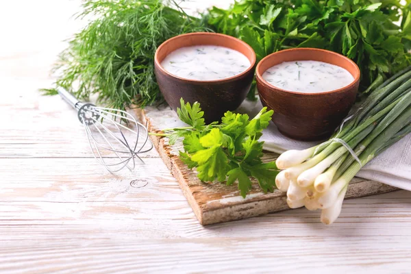 Ayran con hierbas frescas. Bebida tradicional de yogur turco . —  Fotos de Stock