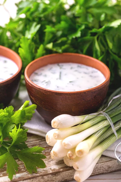 Ayran taze otlar ile. Geleneksel Türk yoğurt içki.