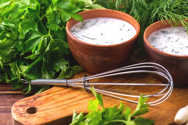 Ayran taze otlar ile. Geleneksel Türk yoğurt içki.