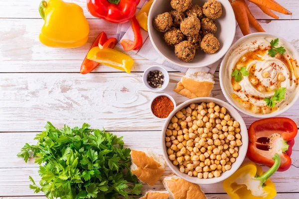 Falafel, pide, humus ve sebze ile nohut. Üstten Görünüm
